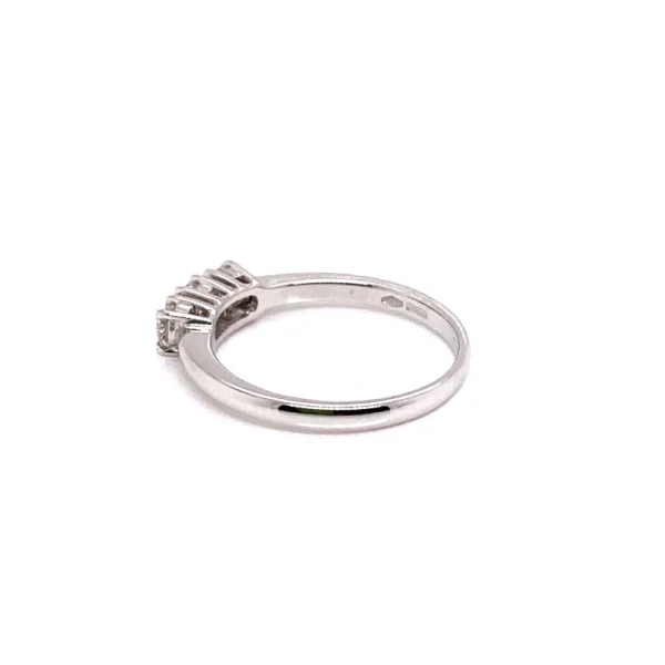 Anello trilogy in oro bianco e diamanti ct.0.39 - immagine 3