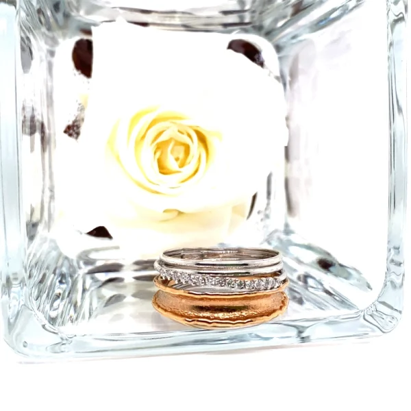 Anello in oro bianco e rosa con brillanti