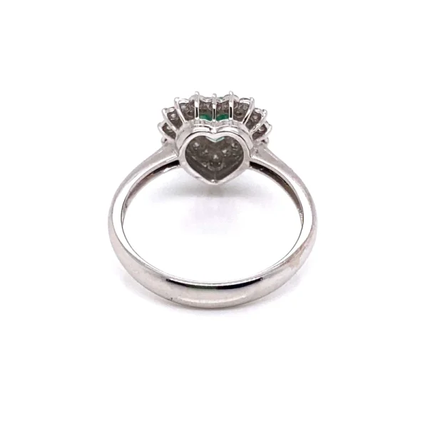 Anello in oro bianco con smeraldo taglio cuore e brillanti - immagine 5