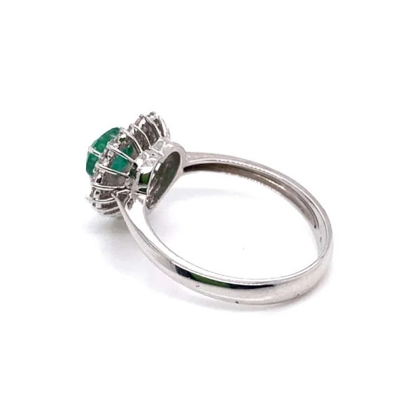 Anello in oro bianco con smeraldo taglio cuore e brillanti - immagine 4