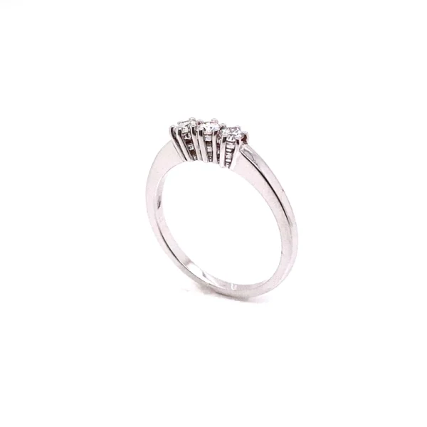 Anello trilogy in oro bianco e diamanti ct.0.27 - immagine 3