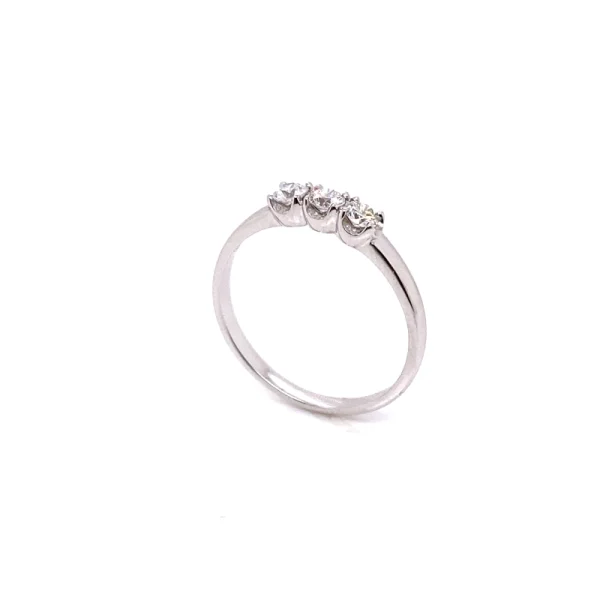 Anello trilogy in oro bianco e diamanti ct.0.32