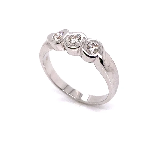 Anello trilogy in oro bianco e diamanti ct.0.27