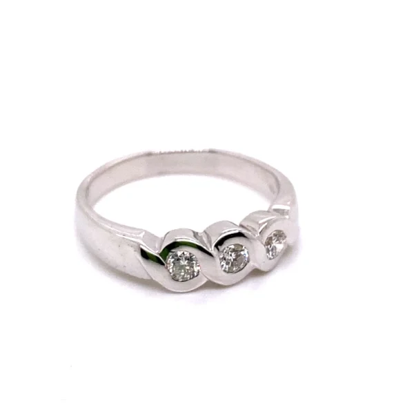 Anello trilogy in oro bianco e diamanti ct.0.27 - immagine 3