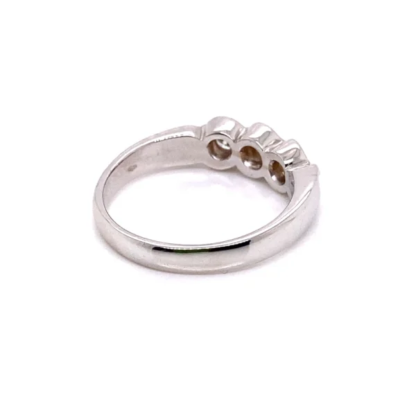 Anello trilogy in oro bianco e diamanti ct.0.27 - immagine 5