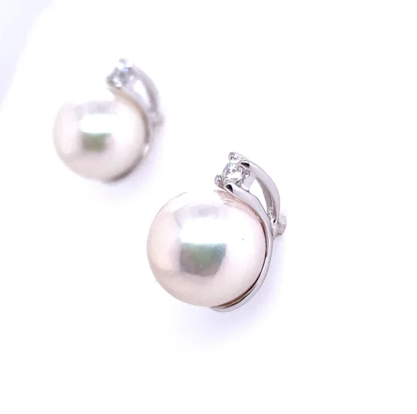 Orecchini in oro bianco con perla Akoya e diamante - immagine 2