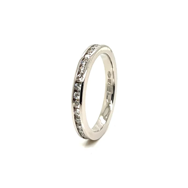 Anello eternity in oro bianco e diamanti bianchi ct.0.66 - immagine 3