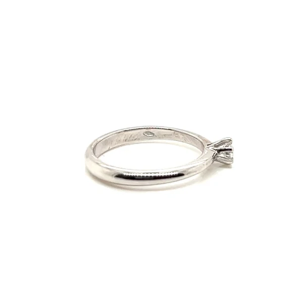 Anello solitario in oro bianco 18k e diamante ct. 0.16 - immagine 4