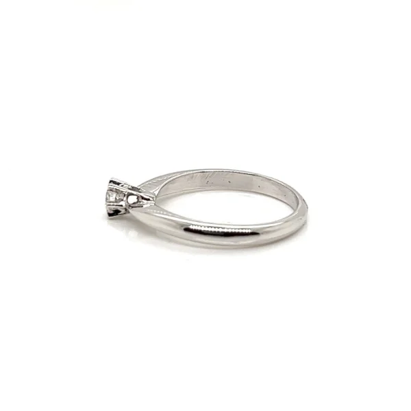 Anello solitario in oro bianco 18k e diamante ct. 0.15 - immagine 4