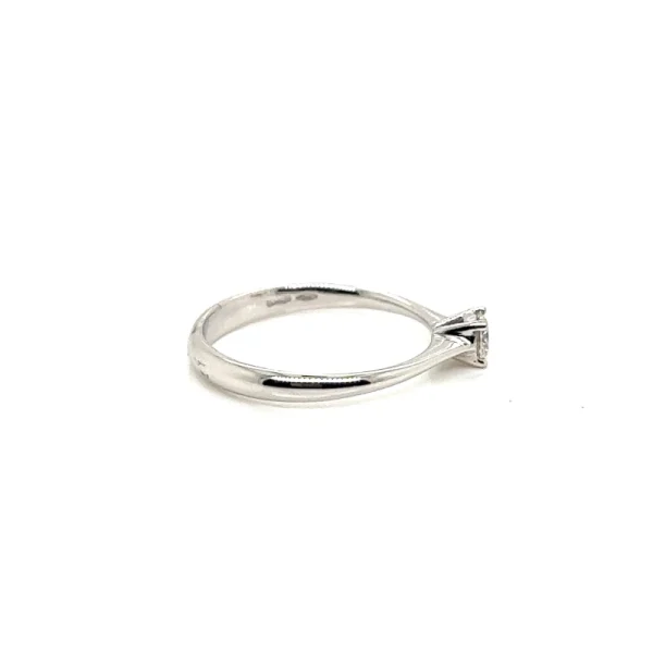Anello solitario in oro bianco 18k e diamante ct. 0.19 - immagine 5