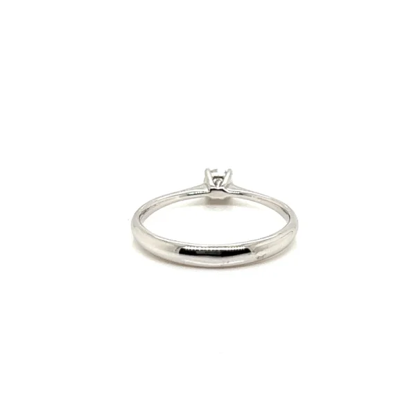 Anello solitario in oro bianco 18k e diamante ct. 0.19 - immagine 6