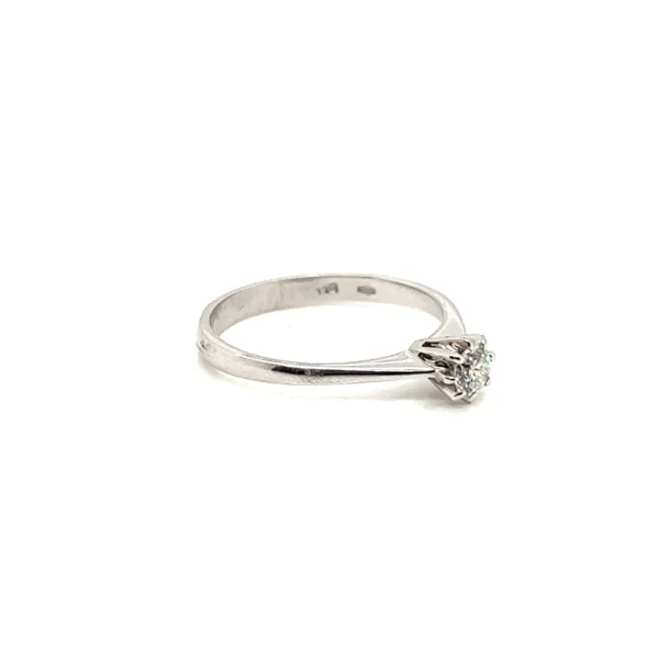 Anello solitario in oro bianco 18k e diamante ct. 0.22 - immagine 3
