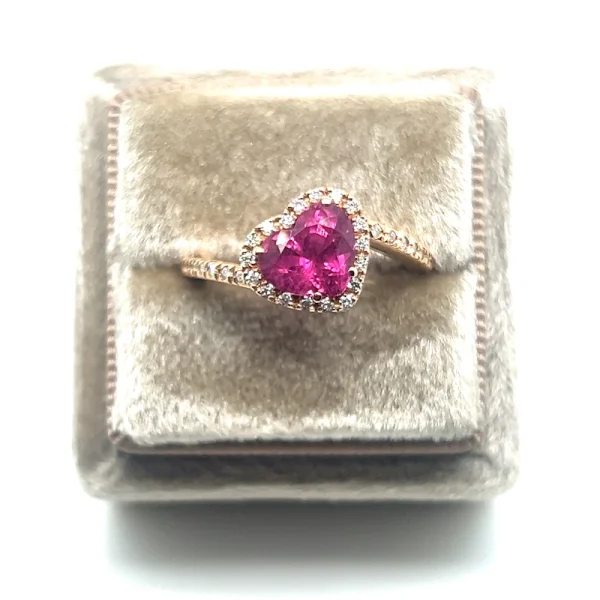 Anello con Zaffiro Rosa taglio Cuore e Diamanti