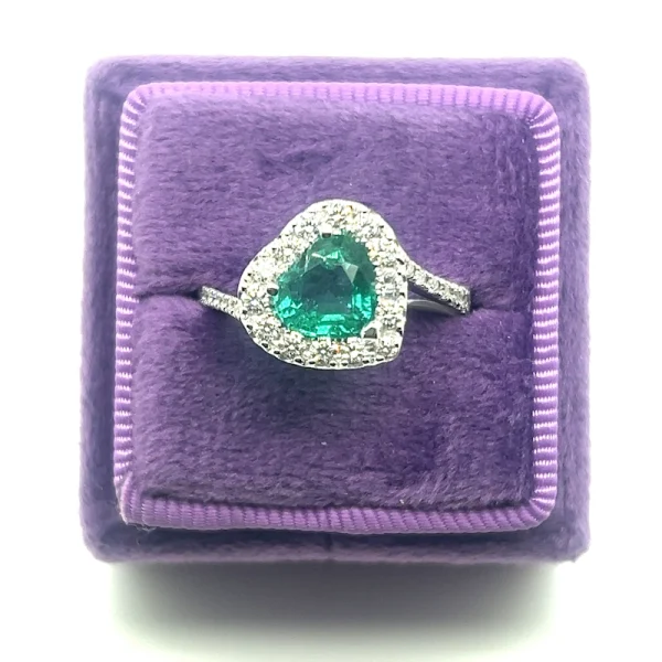 Anello con Smeraldo taglio Cuore e Diamanti
