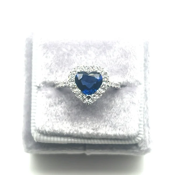 Anello con Zaffiro Blu taglio Cuore e Diamanti