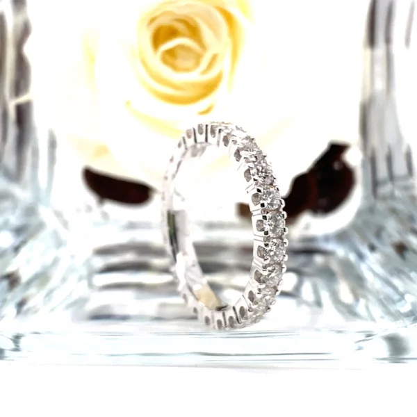 Anello eternity in oro bianco e diamanti ct.1.39