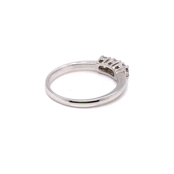 Anello trilogy in oro bianco e diamanti ct.0.39 - immagine 4