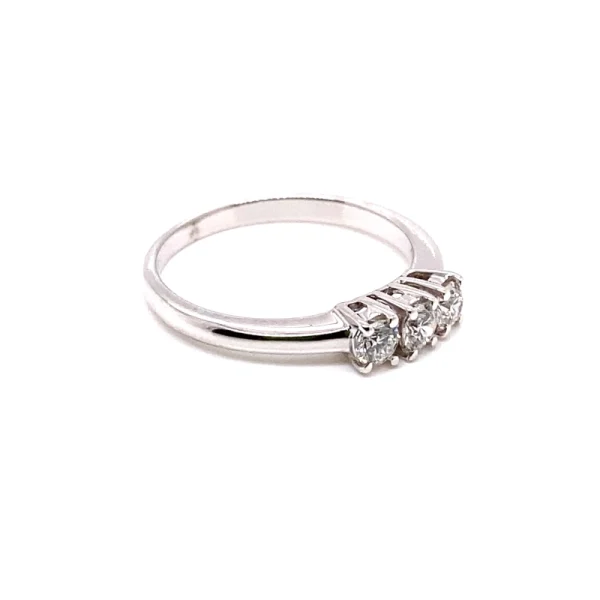 Anello trilogy in oro bianco e diamanti ct.0.39 - immagine 5