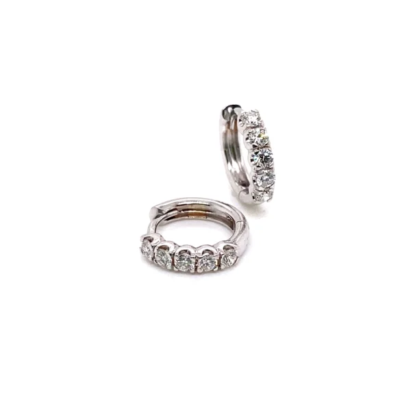 Orecchini a cerchio in oro bianco con diamanti ct.0.47