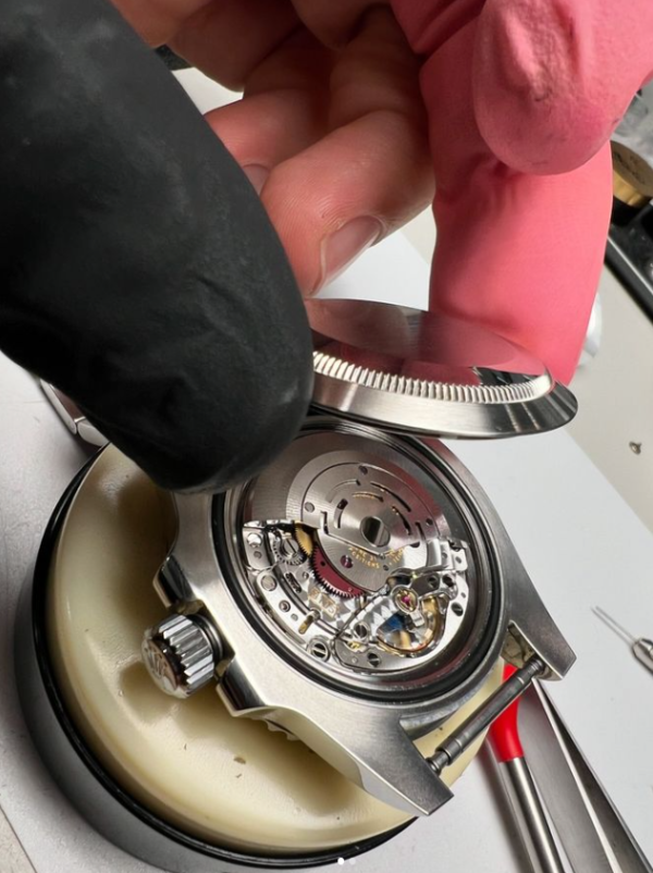 Rolex Sub Mariner, Revisione meccanica completa e prova impermeabilità